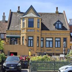 Hinterseite ... Dieses Haus wurde mit Mustern aus Strandkieseln geziert