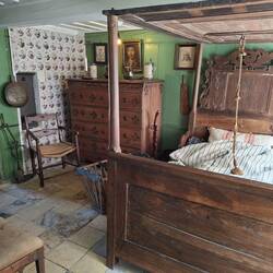 Breites Bett