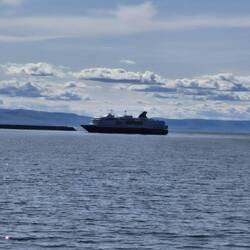 Die Hurtigruten legt in Honningsvåg an.