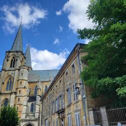 Die Abteikirche in Mouzon.