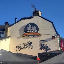 In dieser Bar bekommen wir tatkräftige Hilfe.