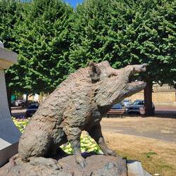 Das Monument wird von Wildschweinen bewacht.