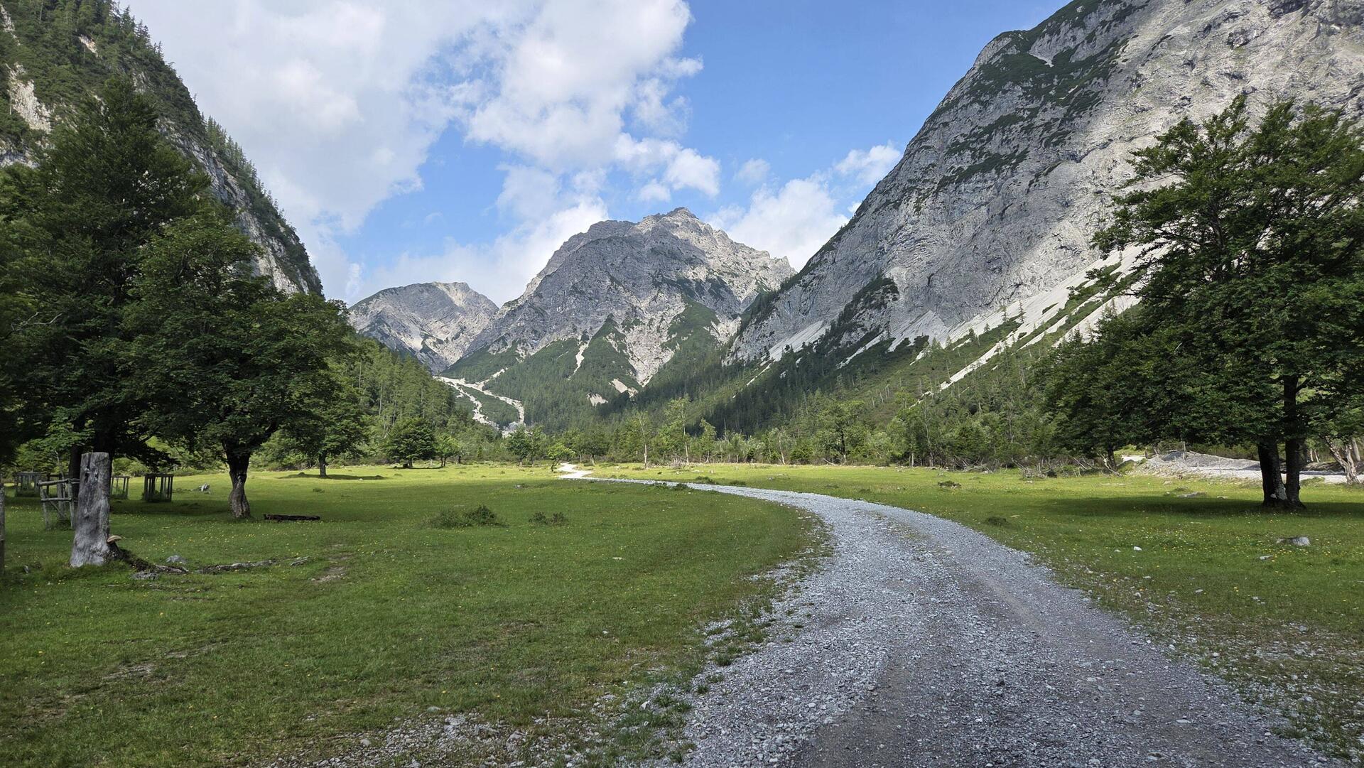 Im Karwendel so richtig angekommen - auf schönen Schotterwegen 😄🤪