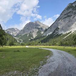 Im Karwendel so richtig angekommen - auf schönen Schotterwegen 😄🤪
