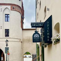 ...und dahinter "unser" Hotel Spichrz (ein mittelalterlicher Getreidespeicher)