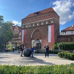 Stadttor Brama Klasztorna (Klostertor) aus dem 14. Jh. , davor eine Seemine aus dem 20. Jh.