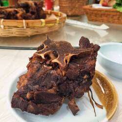 Fleisch vom Esel. Soll nach Drachenfleisch das Beste sein ...