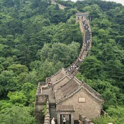 Am Mutianyu-Pass steht der einzige Wachturm der Grossen Mauer bestehend aus drei Gebäuden ...