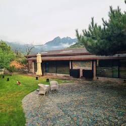 Mittagspause im Brickyard Resort... mit dem "Schlafenden Buddha im Hintergrund"
