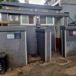 Viele öffentliche Toiletten für die Bewohner im Hutong-Viertel.