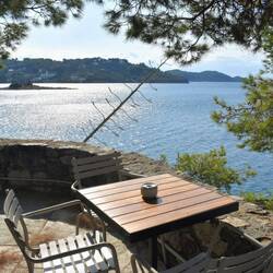 So many outdoor cafes and restaurants