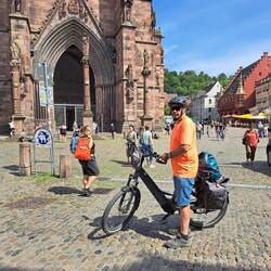Vor dem Freiburger Münster