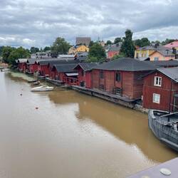 Durch die Bauarbeiten an der Brücke ist das Wasser unansehnlich