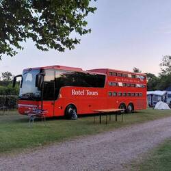 Rotes Campingauto mit vielen Betten