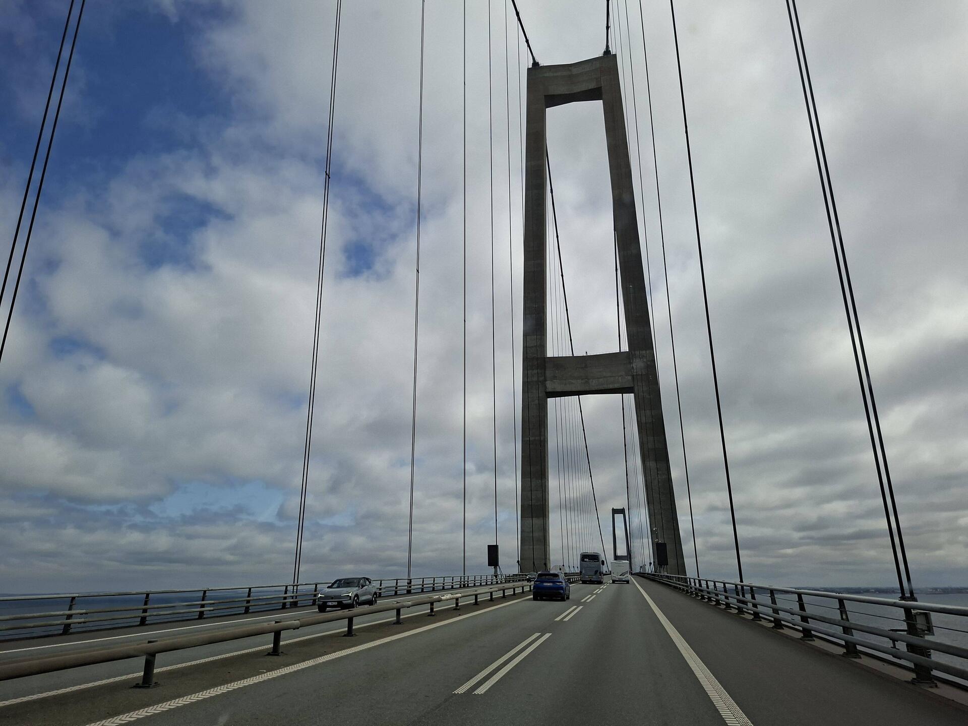 Dramatischer Himmel über der Brücke, aber gutes Wetter