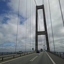 Dramatischer Himmel über der Brücke, aber gutes Wetter
