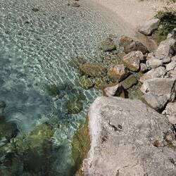 Das Wasser der Soča ist glasklar.