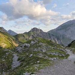 Los gehts - unsere zwei Gipfel sind schon gut zu sehen (rechts Sonnjoch, Mitte Hahnkampl)