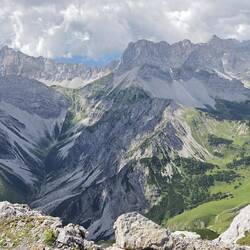 Blick Richtung Lamsenjochhütte und Hahnkampl