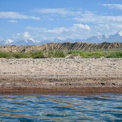 Wasser, Strand, Wüste und schneebedeckte Berge auf einem Bild 🤯