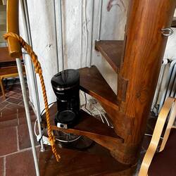 Neuzeitliche Kaffeemaschine fürs Kirchen- Café.... Pragmatisch, lebensnah, eben da, wo die Steckdose