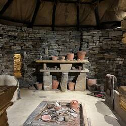 Jungsteinzeitliches Interieur