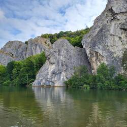 Die Felsen reichen bis ans Wasser.