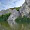Die Felsen reichen bis ans Wasser.