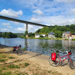 Autobahnbrücke über die Meuse.