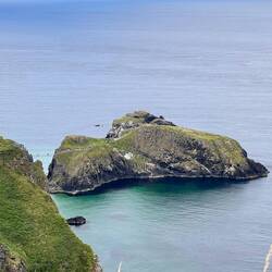 Blick auf die Carrick-a-Rede Hängebrücke