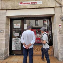 The friends of the Commune de Paris still have a shop of propaganda for sale