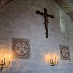 Weihekreuze und Kruzifix