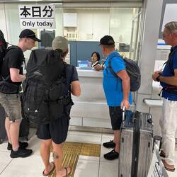 Die Shinkansen Tickets werden gekauft