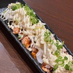 Gebratener Lachs mit Mayo und Zwiebel