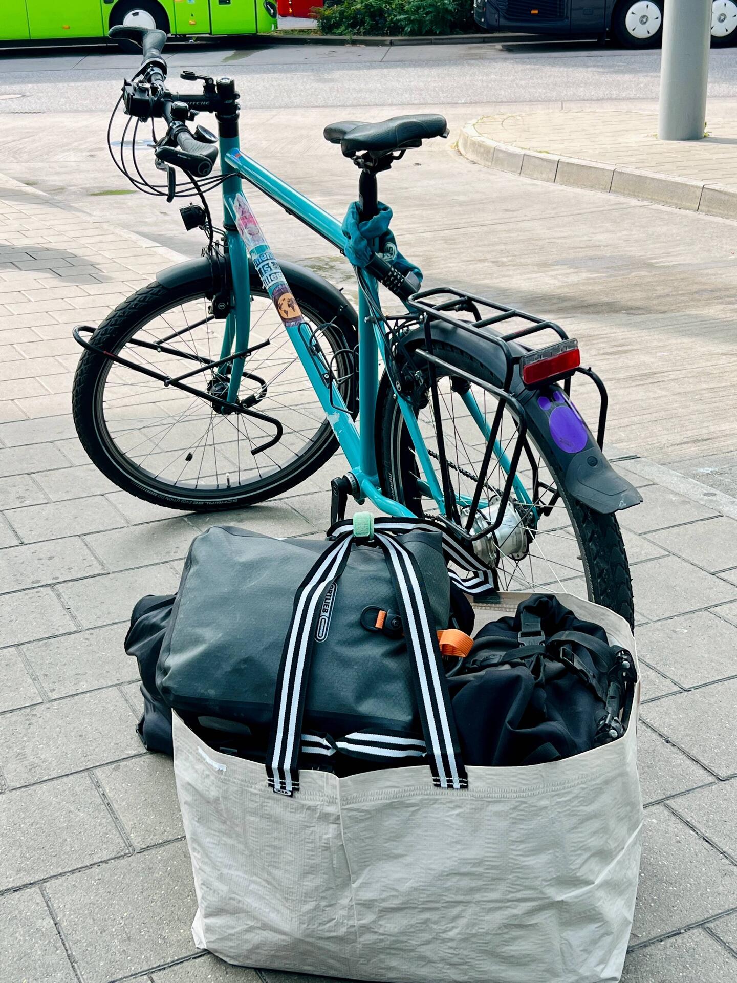 Hamburg Flixbus-Hauptbahnhof. Gepäck stilecht in Ikeatasche verstaut.