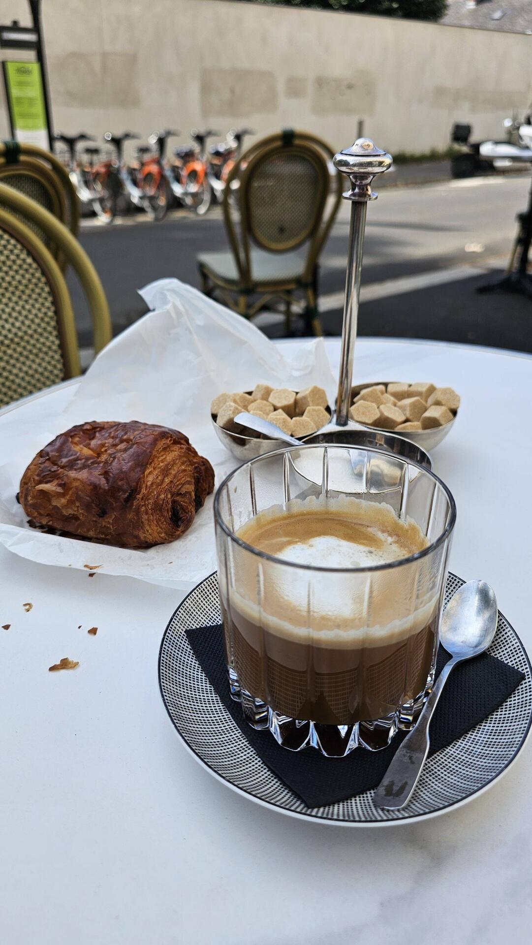 Min croissant og latte