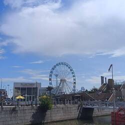 Jede Stadt, die etwas auf sich hält, hat offenbar ein Riesenrad. Hier mit Saunakabinen dazwischen!