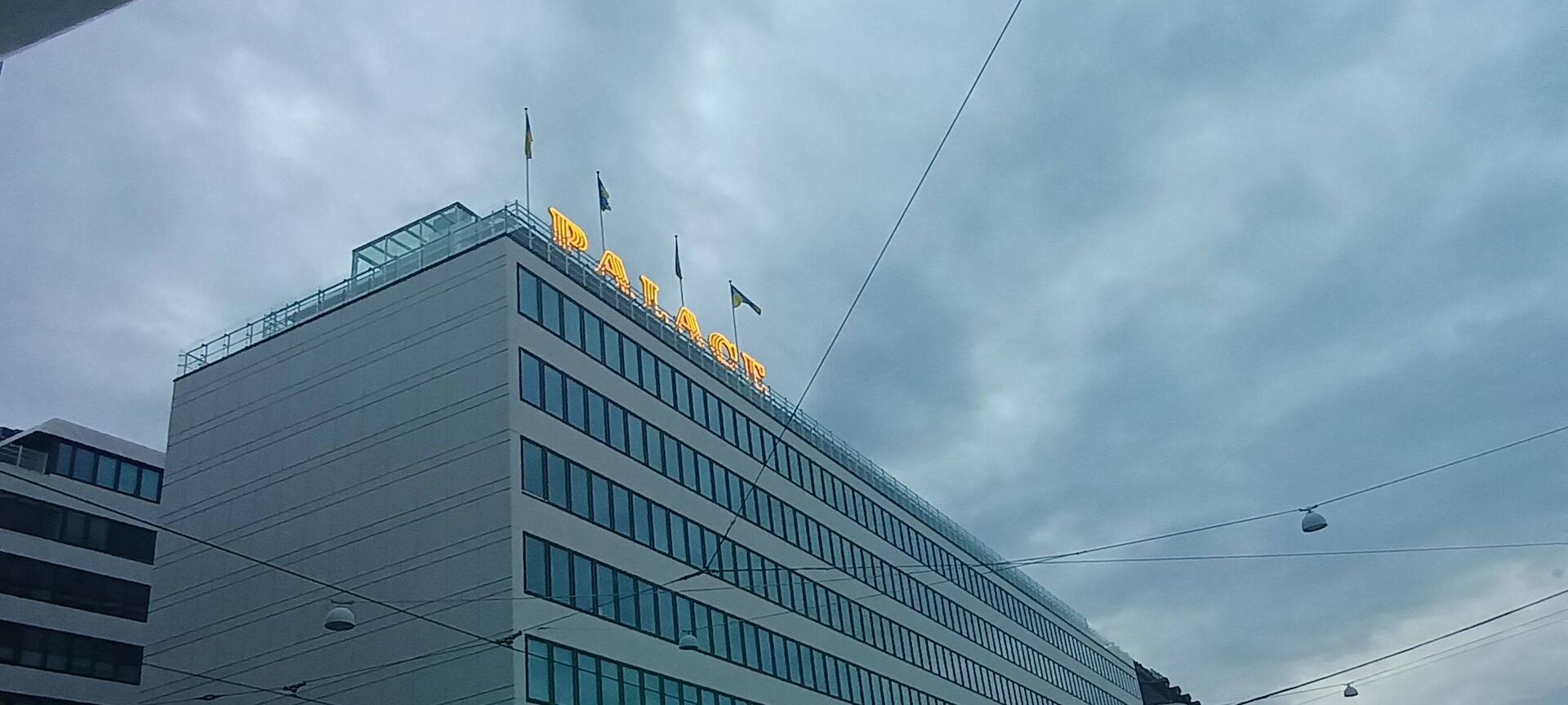 Ukrainische Fahnen wehen auch hier überall...