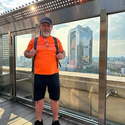 Opa neben dem Umeda Sky Building