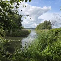 Der Weg am See gibt oft schöne Blicke frei