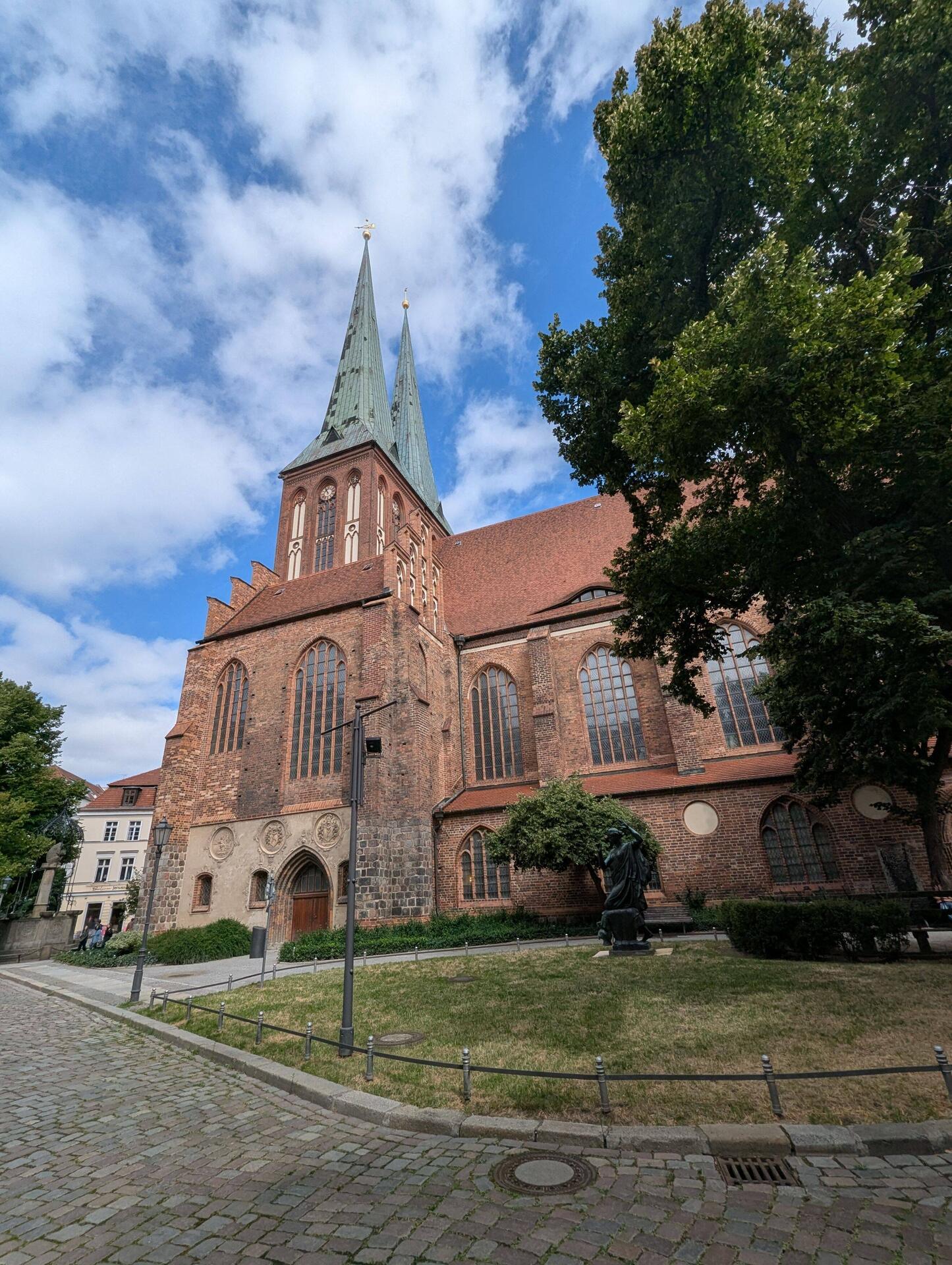 Nikolaikirche — älteste Kirche Berlins (um 1230), heute Museum mit 800 Jahren Stadtgeschichte.