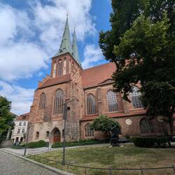 Nikolaikirche — älteste Kirche Berlins (um 1230), heute Museum mit 800 Jahren Stadtgeschichte.