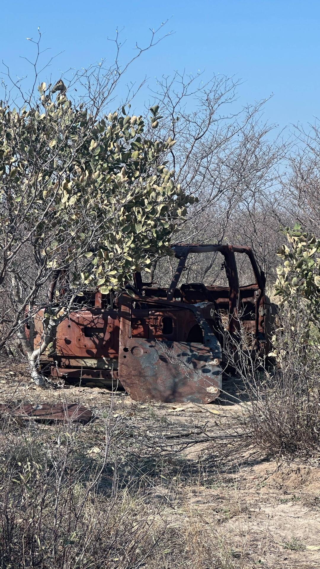 Ausgebranntes Autowrack als Mahnmal