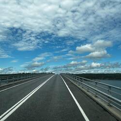 Und dann geht es über die Brücke aufs Festland
