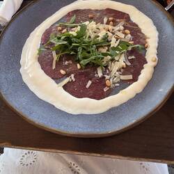 Zur Stärkung: Rentiercarpaccio auf heißem Teller