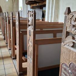 Wangen der Kirchenbänke