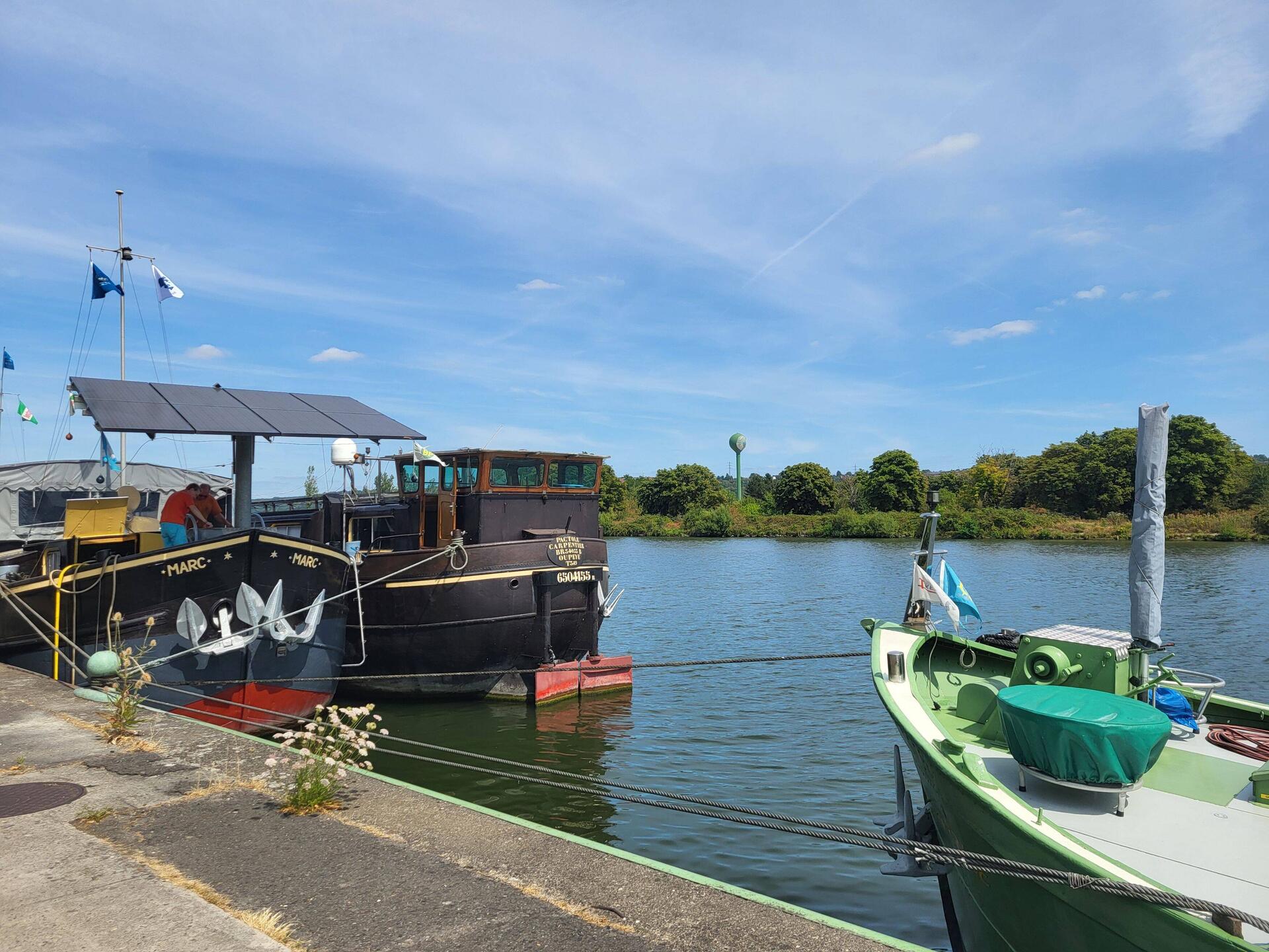 Hausboote an der Meuse.
