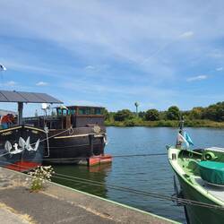 Hausboote an der Meuse.