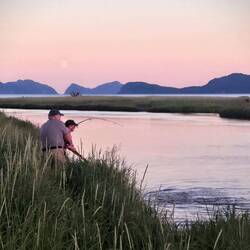 Der Fluss am Camp, hier steigen Lachse zum laichen auf