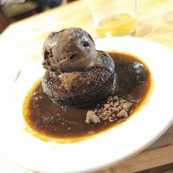 Sticky toffee with Guinness ice-cream, einfach geil
